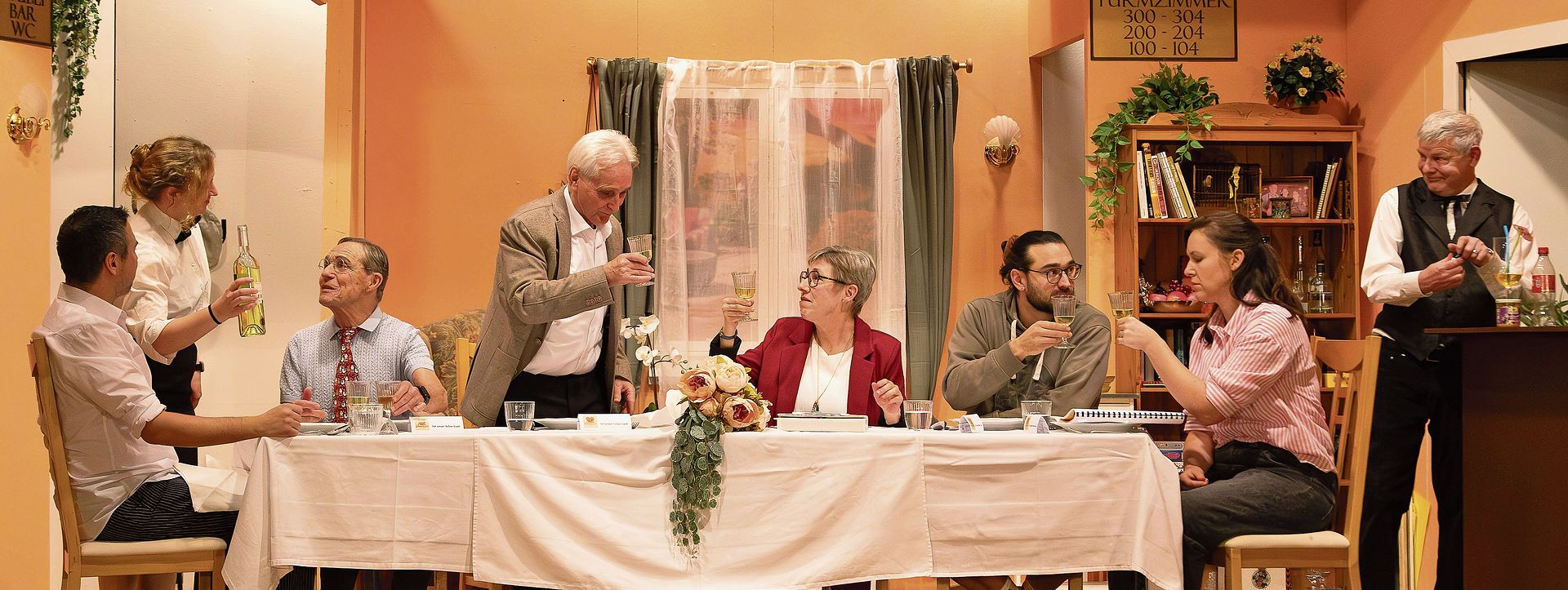 Silvio Zuberbühler (Rolf Etterlin) stösst mit der Gesellschaft auf seinen runden Geburtstag an.gk Silvio Zuberbühler (Rolf Etterlin) stösst mit der Gesellschaft auf seinen runden Geburtstag an.gk