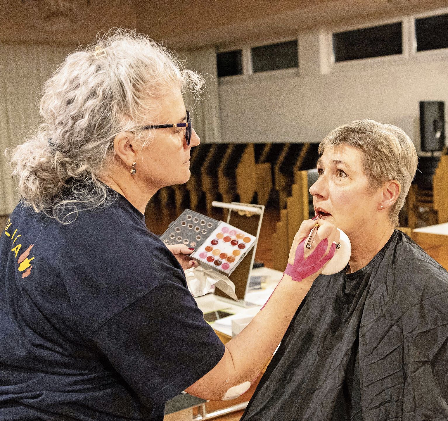 Yvonne Berchtold wird für die Rolle «Gabi Zuberbühler, Frau vom Geburtstagskind» geschminkt.gk Yvonne Berchtold wird für die Rolle «Gabi Zuberbühler, Frau vom Geburtstagskind» geschminkt.gk