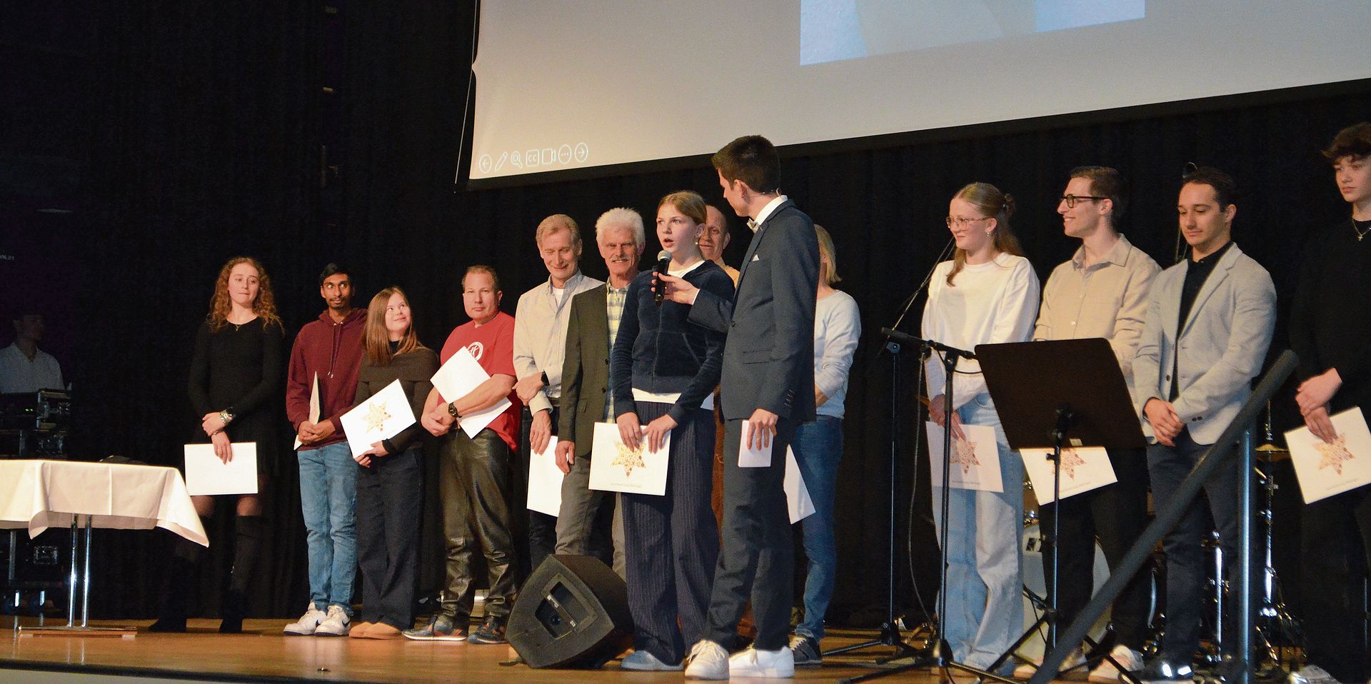 Liza Leuenberger, Gewinnerin des UBS-Kids Cup, wird von Moderator Calvin Stettler interviewt. Irene Hung-König