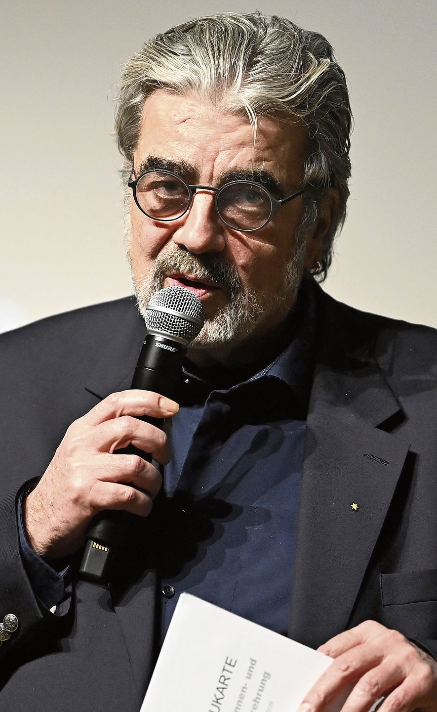 Sportminister Philippe Rey begrüsst die Gäste. Alexander Wagner