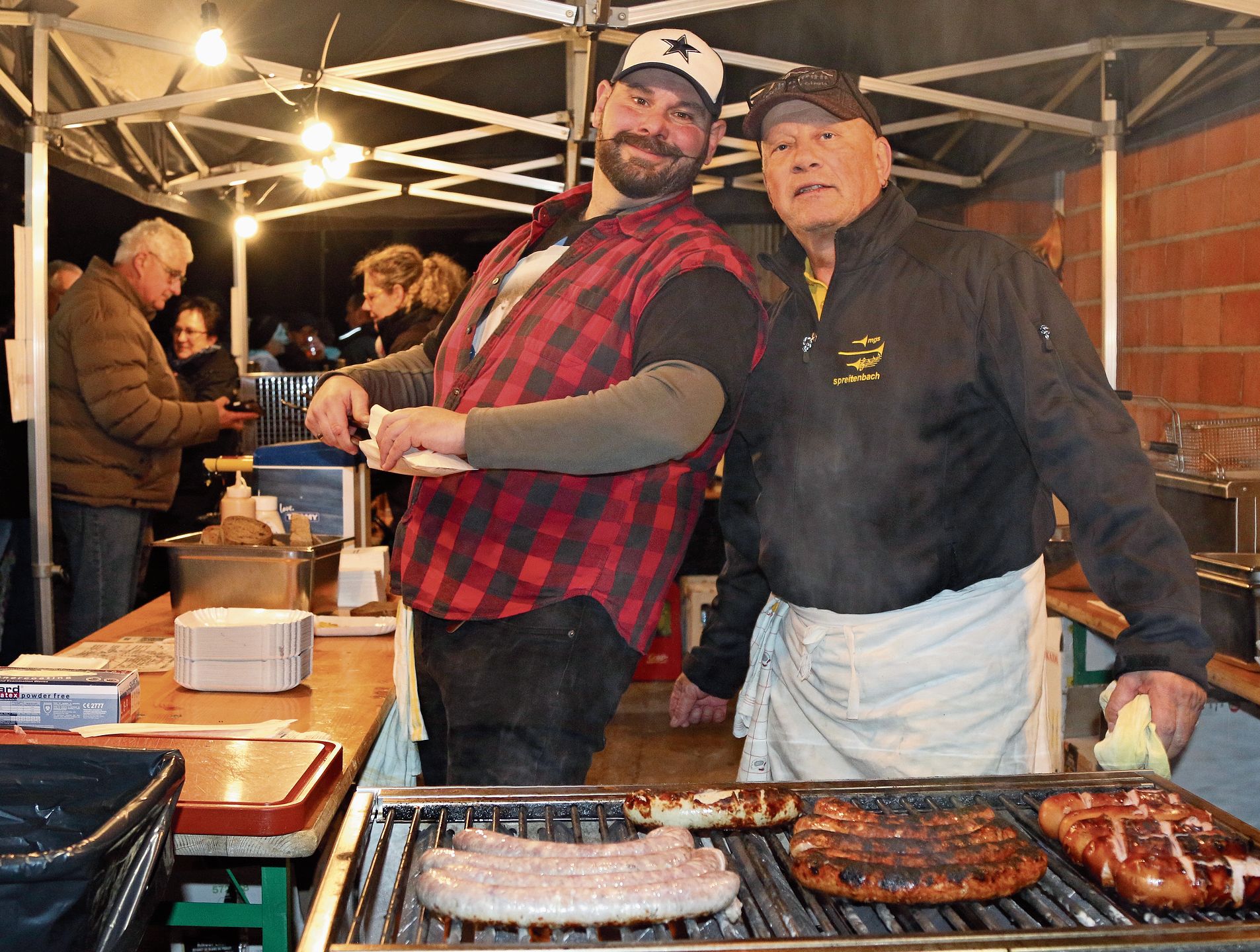 Mitglieder der Musikgesellschaft standen am Grill und an der Bar. 