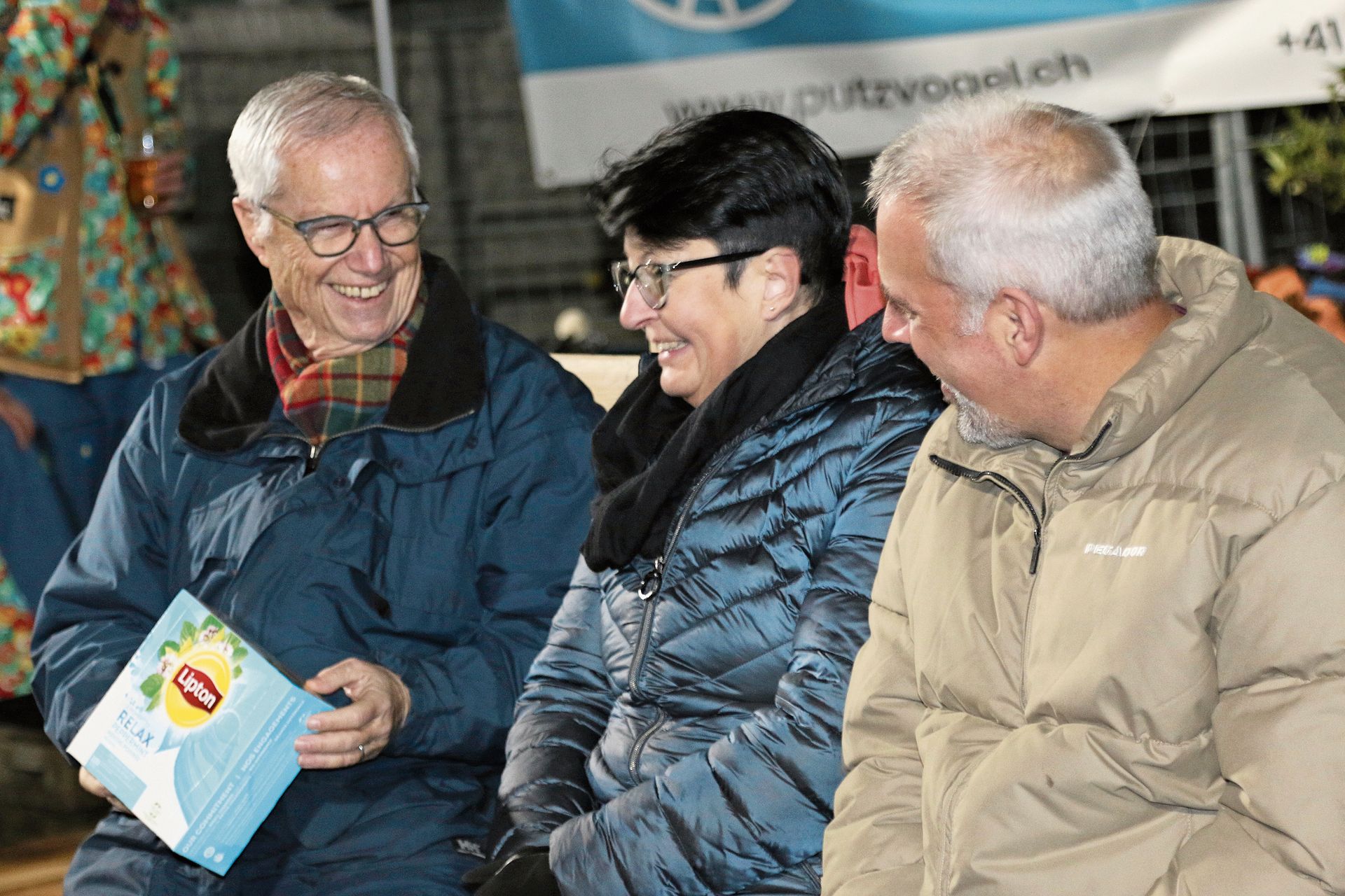 Gemeinderat abgesetzt: Markus Mötteli, Doris Schmid und Adrian Mayr bekommen Relax-Tee geschenkt und nehmen die «Anklagen» mit Humor (v. l.). 