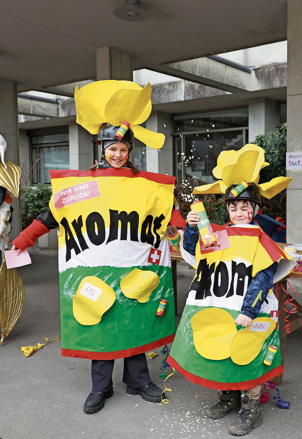 Rahel (12, l.) und Enea (6) repräsentieren und verteilen ausverkaufte, sehr beliebte Aromat-Chips.