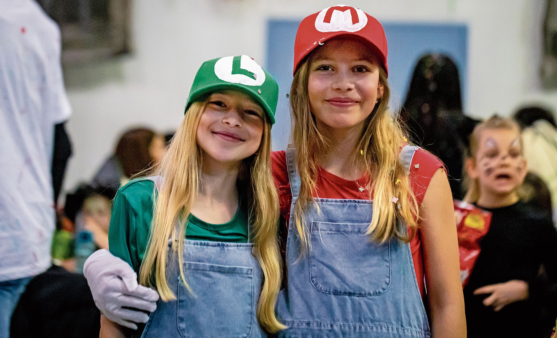 Lara (l.) und Liv in ihren selbstgemachten Luigi- und Mario-Kostümen.