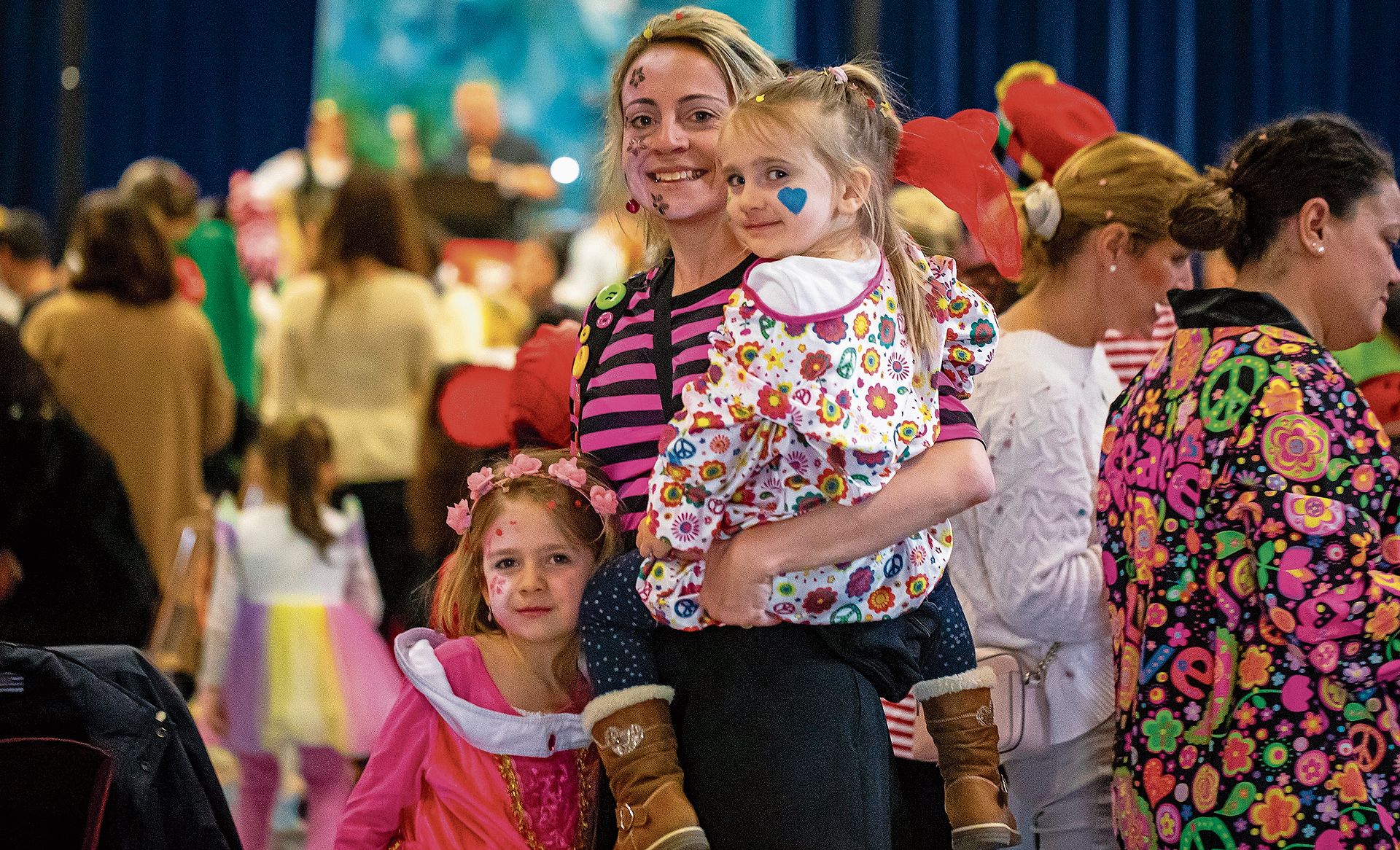 «Familie Knopf» fühlt sich richtig wohl am Neuenhofer Kinderball.