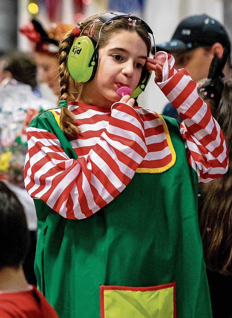 Samira-Sophia als Pippi Langstrumpf späht über die Menge.