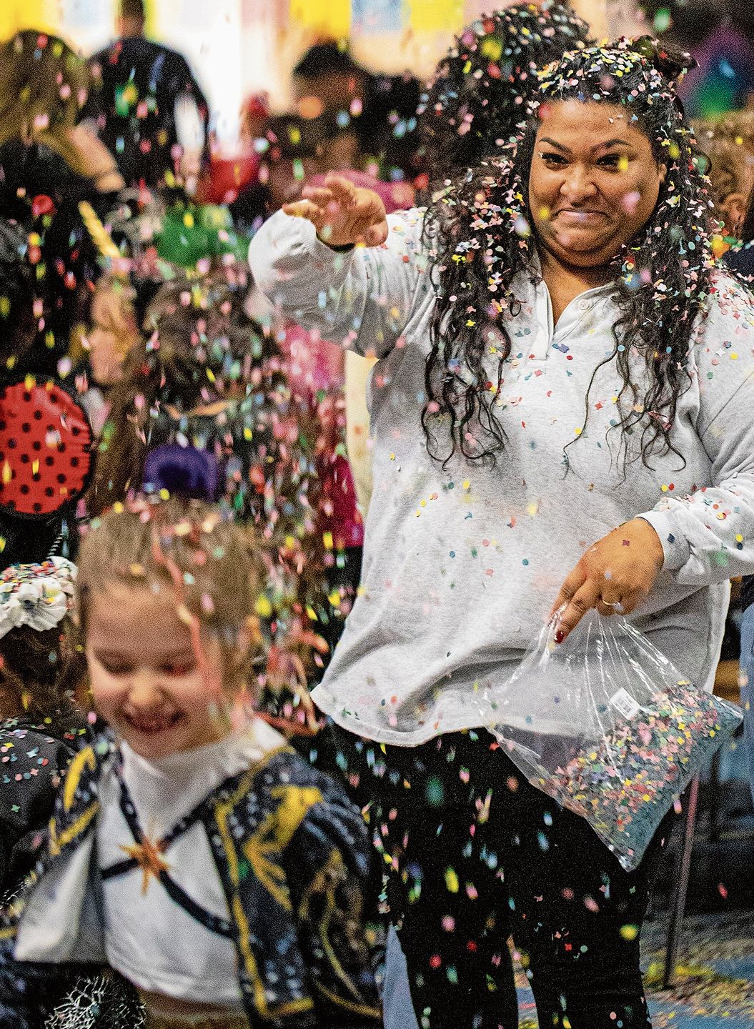 Unzählige Konfettis fliegen durch die Luft.