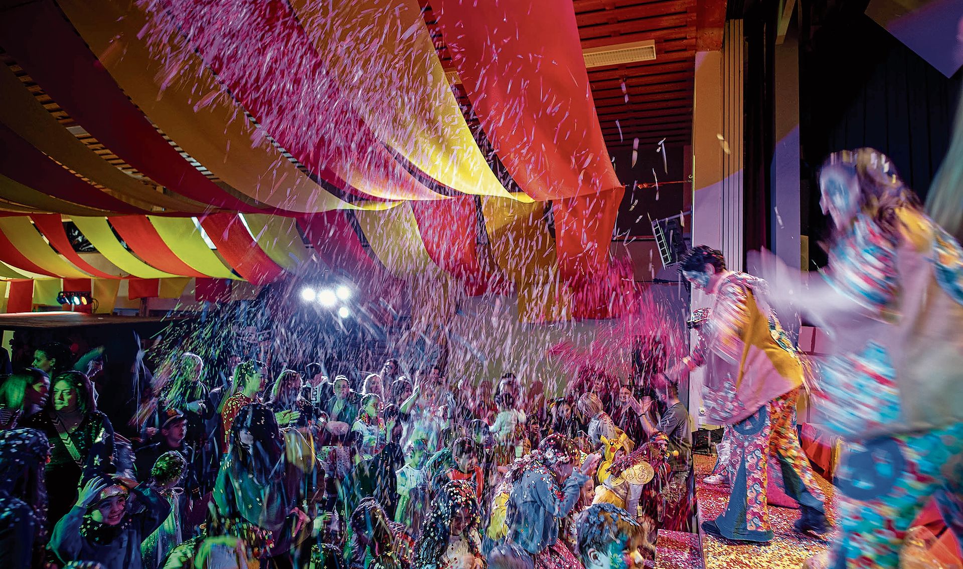 Im Konfettiregen: Die Kinder in der Boostock-Turnhalle «verschwinden» in den bunten Papierschnitzeln. Bilder: Roger Egloff Im Konfettiregen: Die Kinder in der Boostock-Turnhalle «verschwinden» in den bunten Papierschnitzeln. Bilder: Roger Egloff