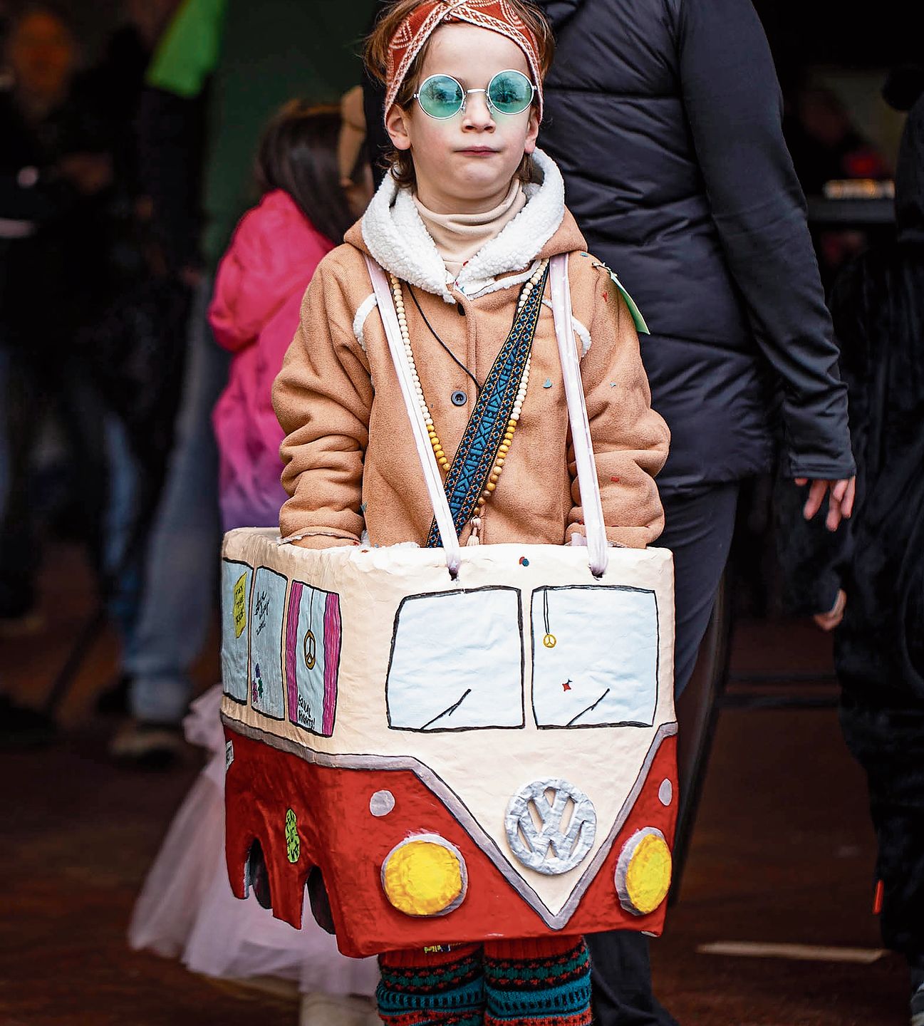 Lias steht mit seinem selbst gebauten Hippie-Bus am Strassenrand. Lias steht mit seinem selbst gebauten Hippie-Bus am Strassenrand.