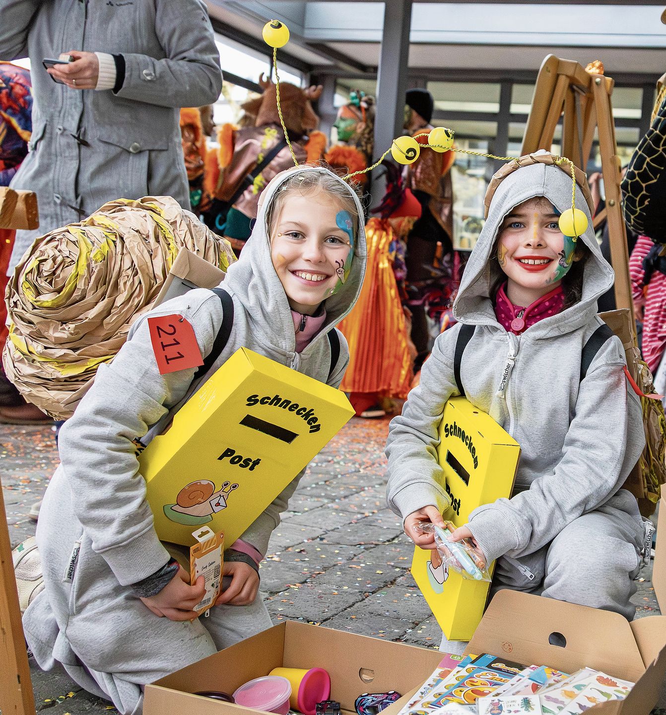 Die Schneckenpost-Darstellerinnen Elena (l.) und Anouk suchen nach dem erfolgreichen Büchsenschiessen ein Geschenk aus. Die Schneckenpost-Darstellerinnen Elena (l.) und Anouk suchen nach dem erfolgreichen Büchsenschiessen ein Geschenk aus.