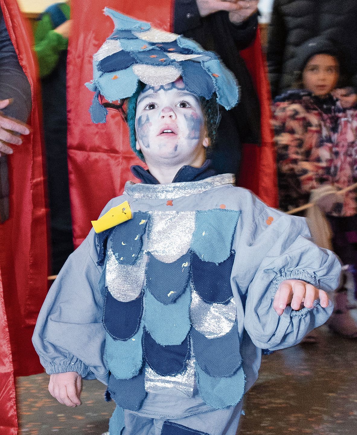 Der Regenbogenfisch holt bei der Prämierung seinen Preis ab. Der Regenbogenfisch holt bei der Prämierung seinen Preis ab.