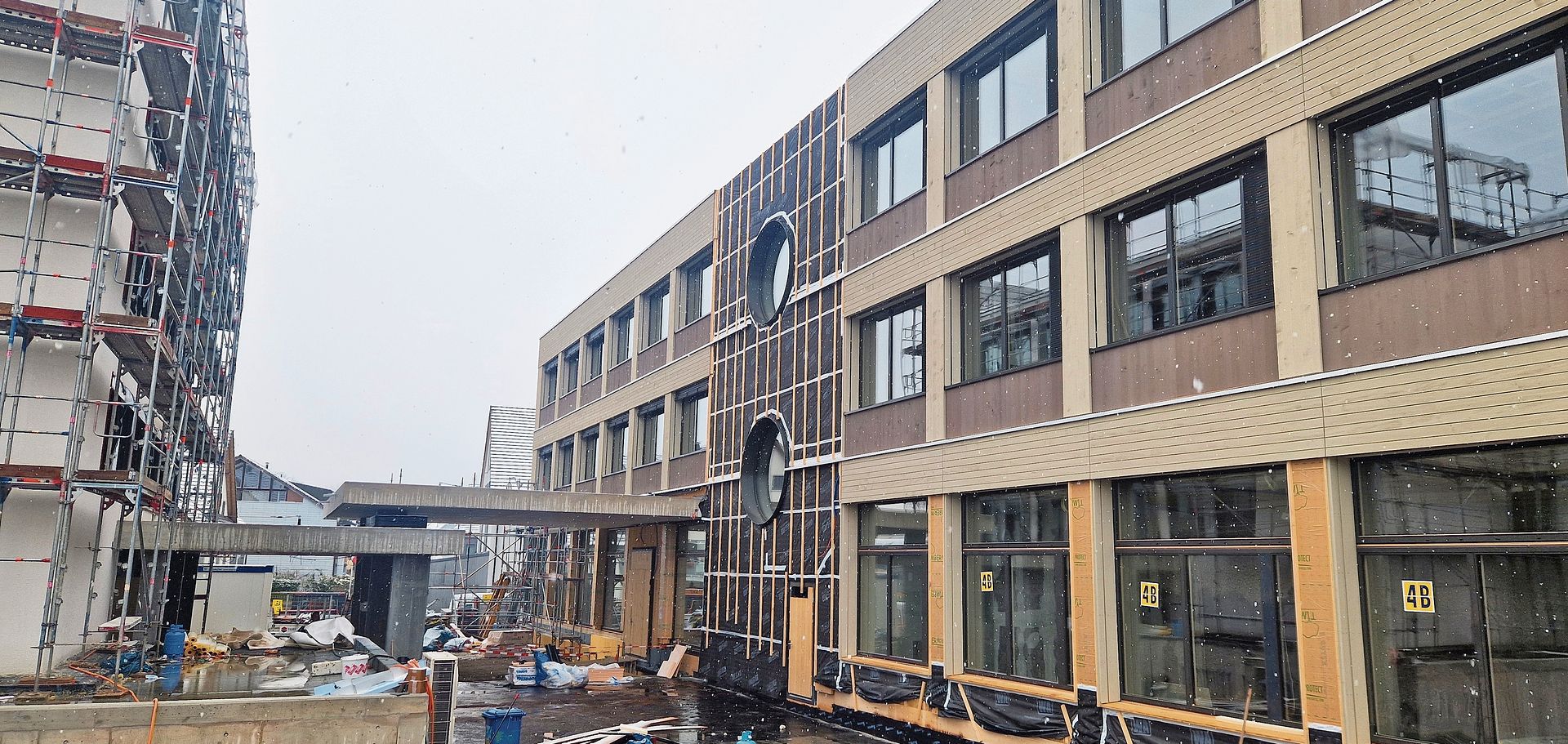 Blick auf die Fassade von Haus A. Hier wurde bereits das Gerüst abmontiert.zVg