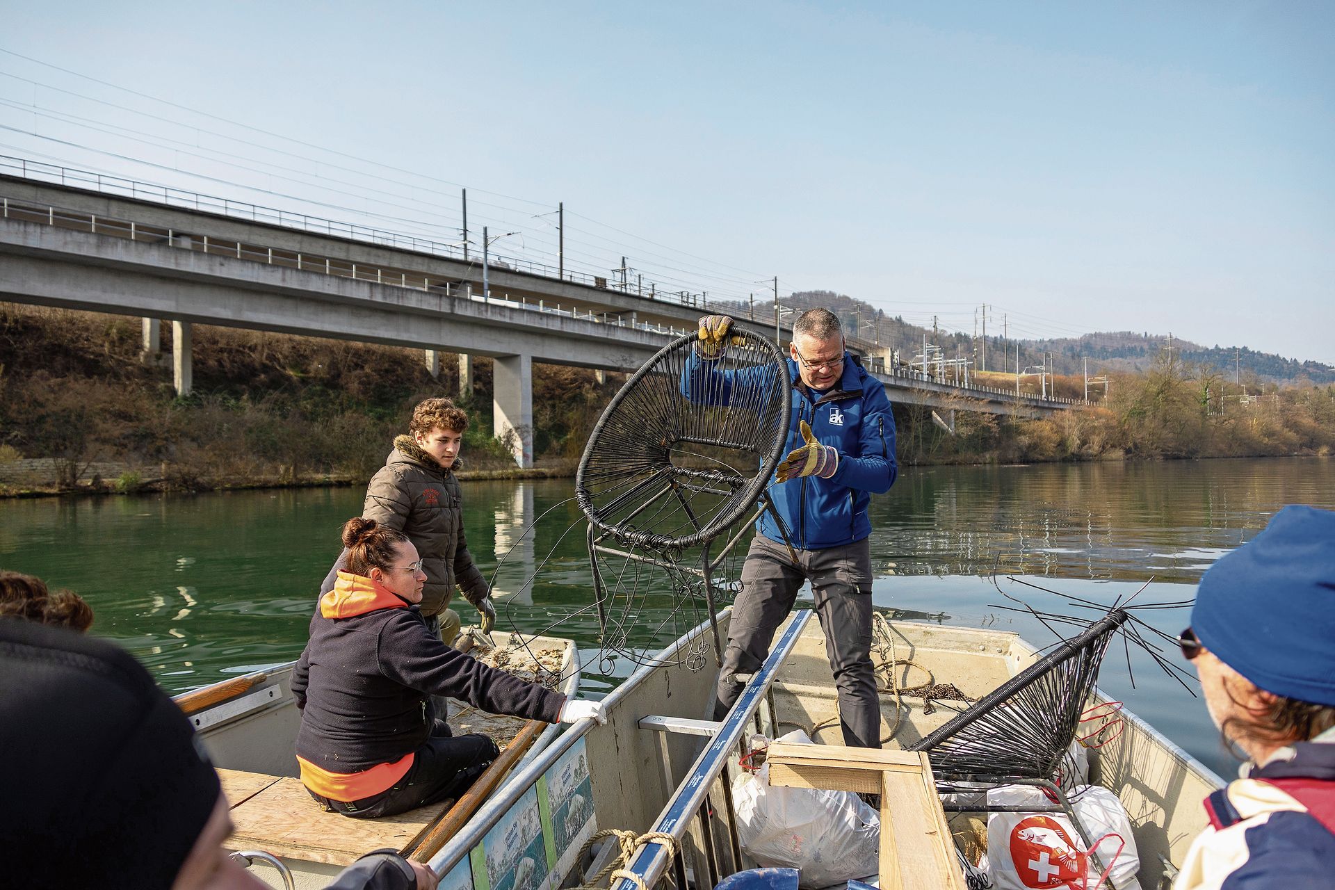 Hier wird Abfall von einem Boot zum anderen  übergeben.Bilder: Gaby Kost