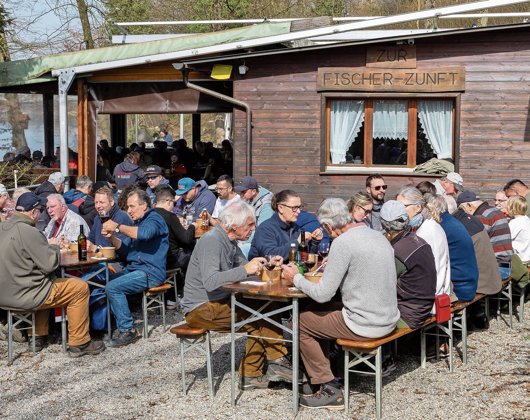 Verdiente Mittagspause für alle Helfenden in der Fischerhütte.
