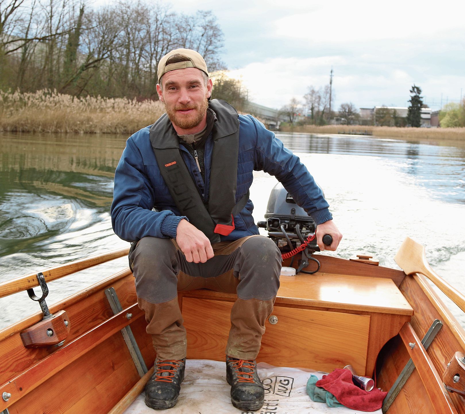 Landschaftsgärtner Lucas Würsch fährt mit seinem Fischerboot zur Baustelle am Limmatufer. Melanie Bär