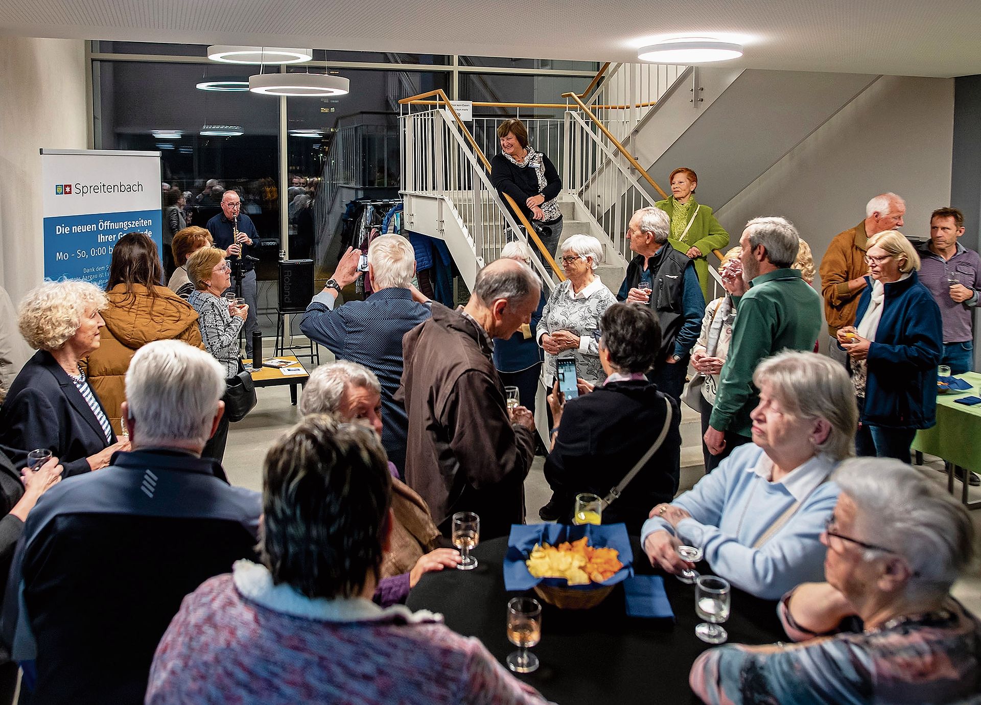 Vernissage: Die Gäste lassen sich die Ausstellung «Zeitreise – 200 Jahre Fotografie» nicht entgehen.  Bilder: Roger Egloff