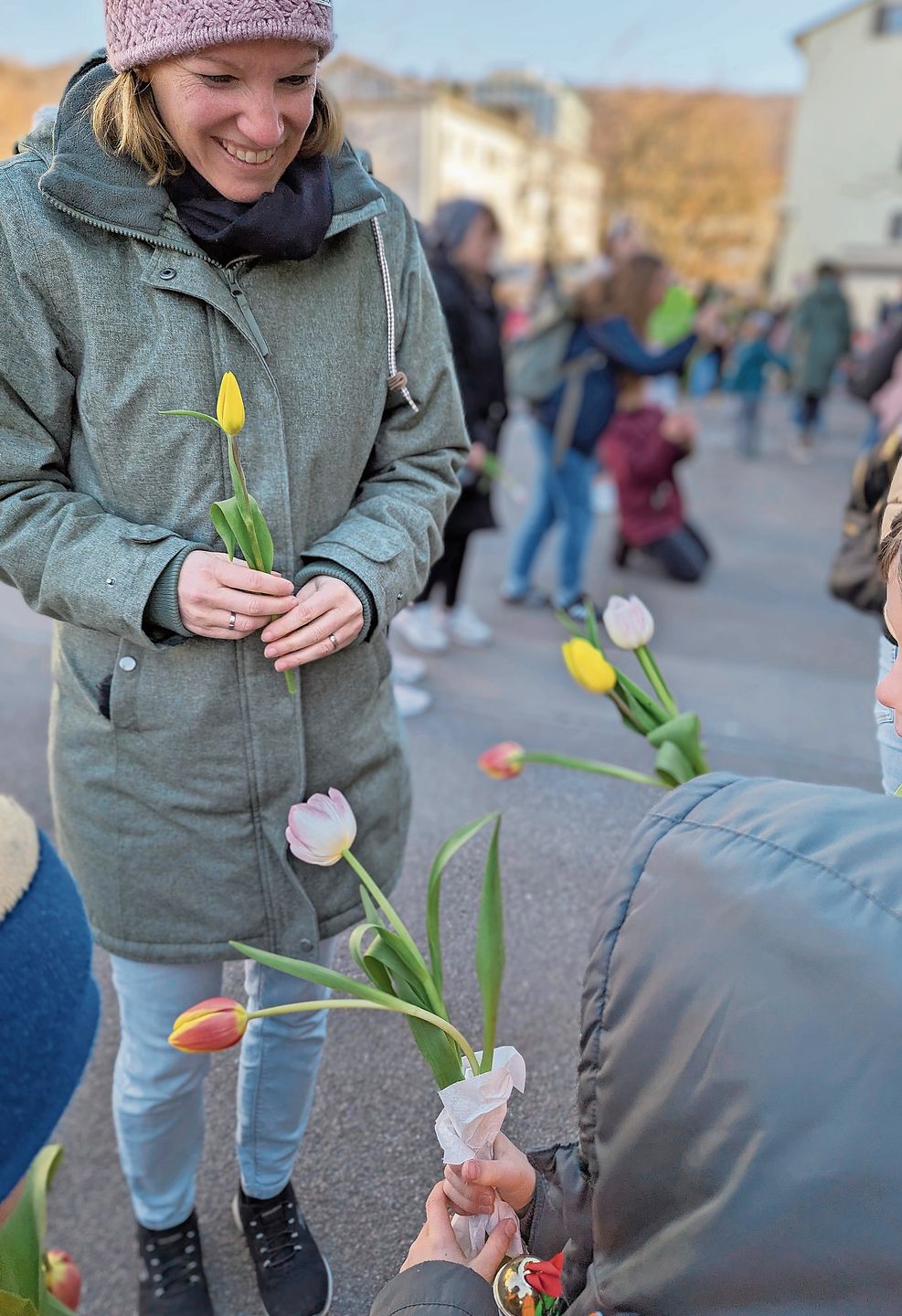 Sie freut sich über das Blumengeschenk der Kinder. zVg Sie freut sich über das Blumengeschenk der Kinder. zVg