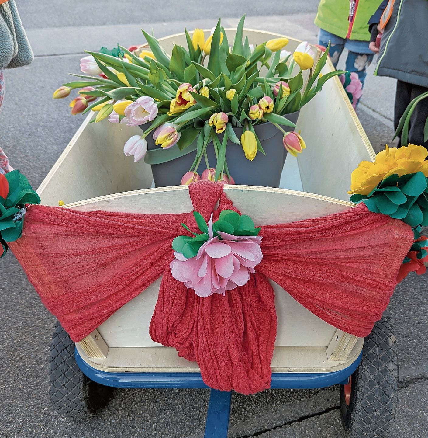 Der Leiterwagen ist mit Bändern und Blumen dekoriert. zVg Der Leiterwagen ist mit Bändern und Blumen dekoriert. zVg