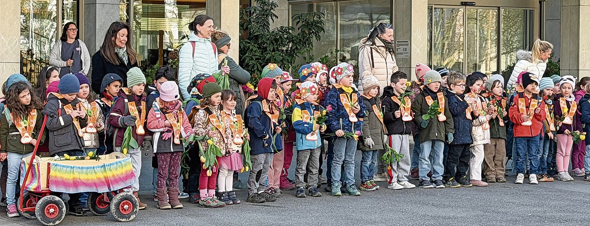 Die Kinder halten Tulpen in den Händen und singen Frühlingslieder – sehr zur Freude der Gäste. Gaby Kost Die Kinder halten Tulpen in den Händen und singen Frühlingslieder – sehr zur Freude der Gäste. Gaby Kost