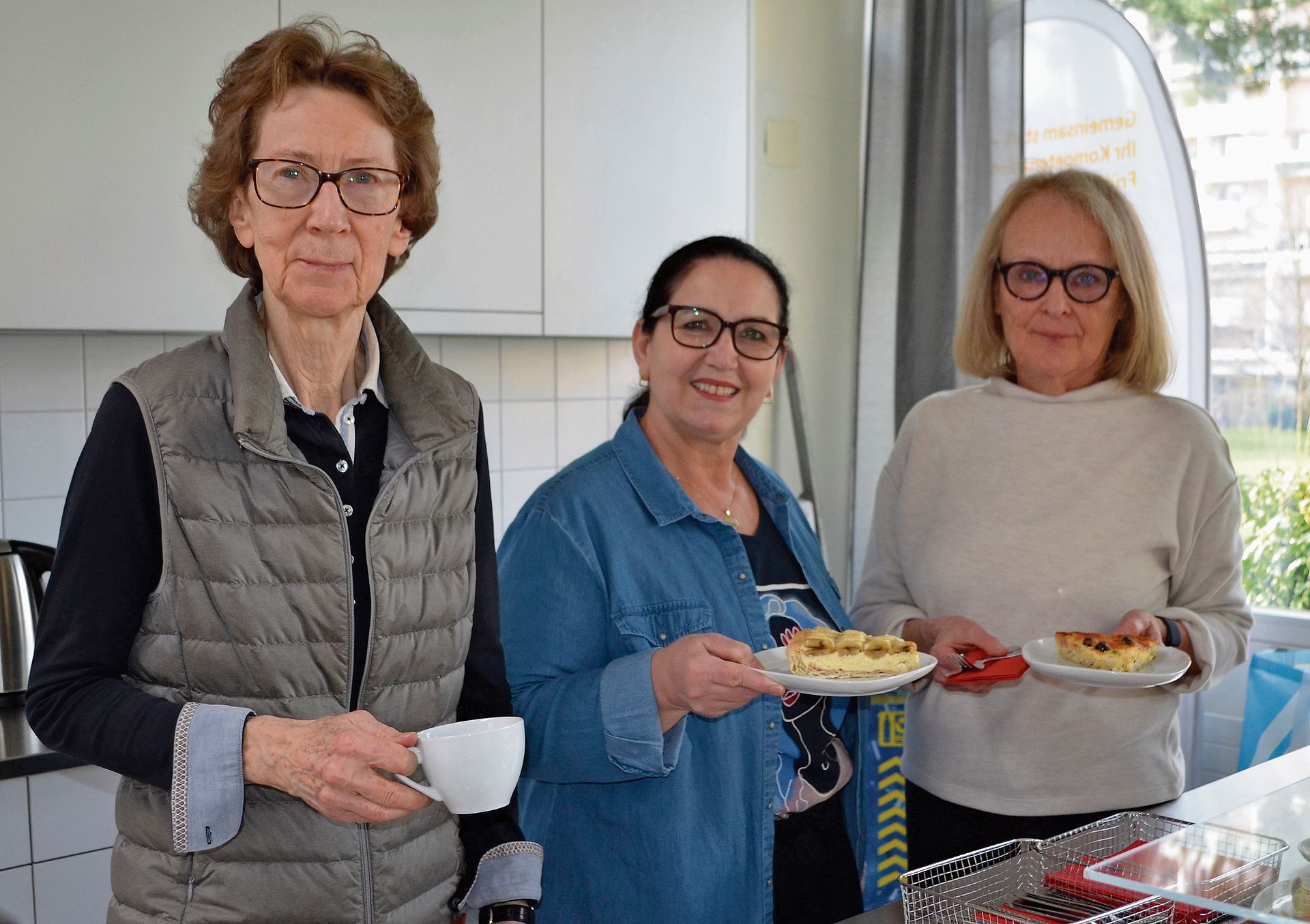 Die Initiantinnen Ingrid Soland (l.) und Doris Suter (r.) servieren mit Vera Satri die selbstgebackenen Kuchen. Bilder: Irene Hung-König Die Initiantinnen Ingrid Soland (l.) und Doris Suter (r.) servieren mit Vera Satri die selbstgebackenen Kuchen. Bilder: Irene Hung-König