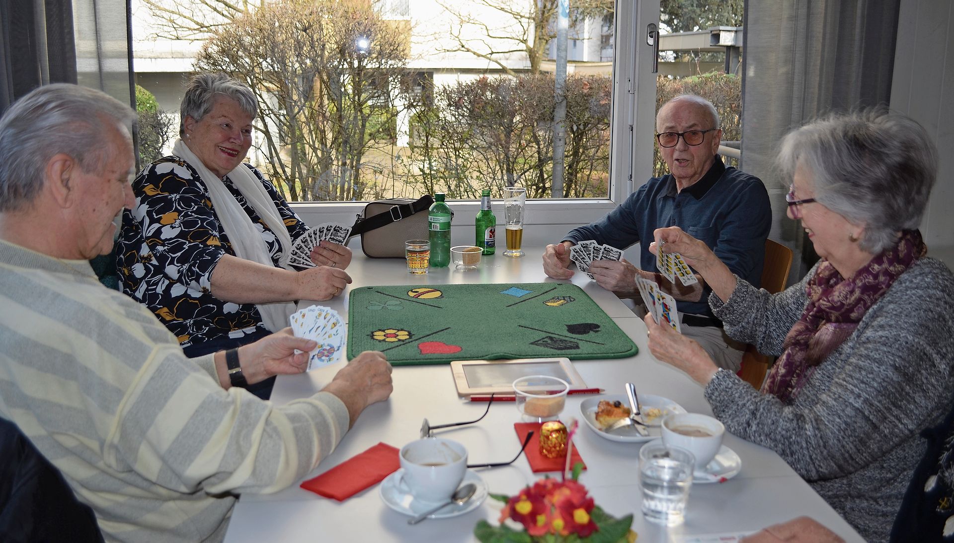 Sie geniessen ihre Jassrunde in der CaféBar. Sie geniessen ihre Jassrunde in der CaféBar.
