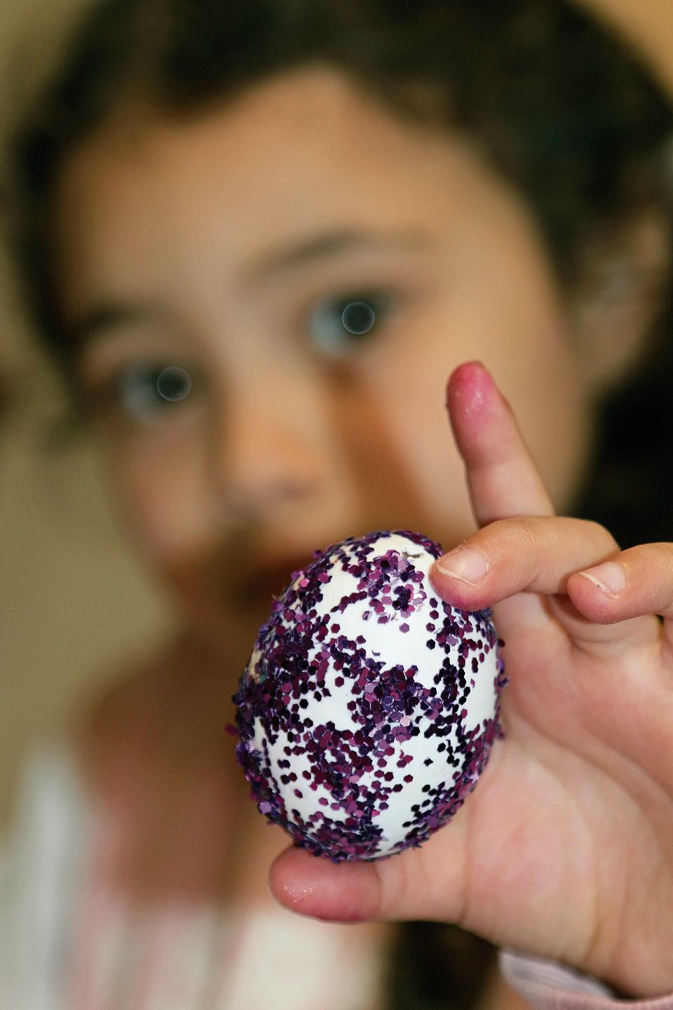 Der Glitzer klebt auch an den Fingern. bär