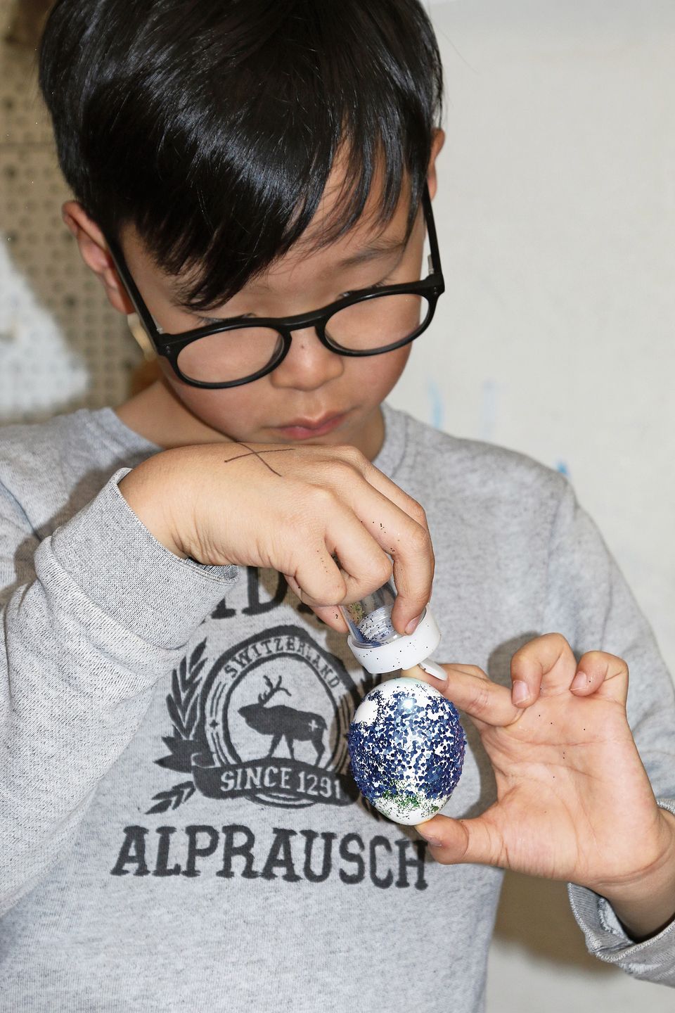 Volle Konzentration beim Dekorieren der Eierschalen. bär