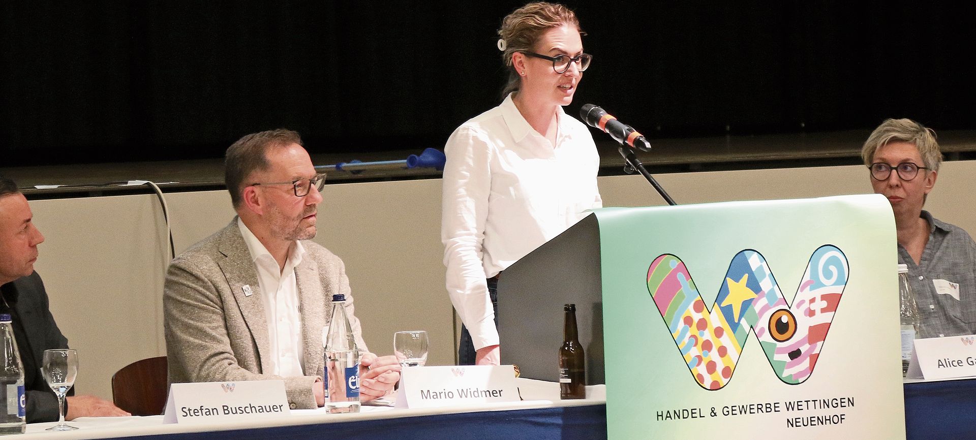 Co-Präsidium: Mario Widmer und Alice Gartner (stehend) führten mit dem Vorstand durch  die Generalversammlung. Melanie Bär