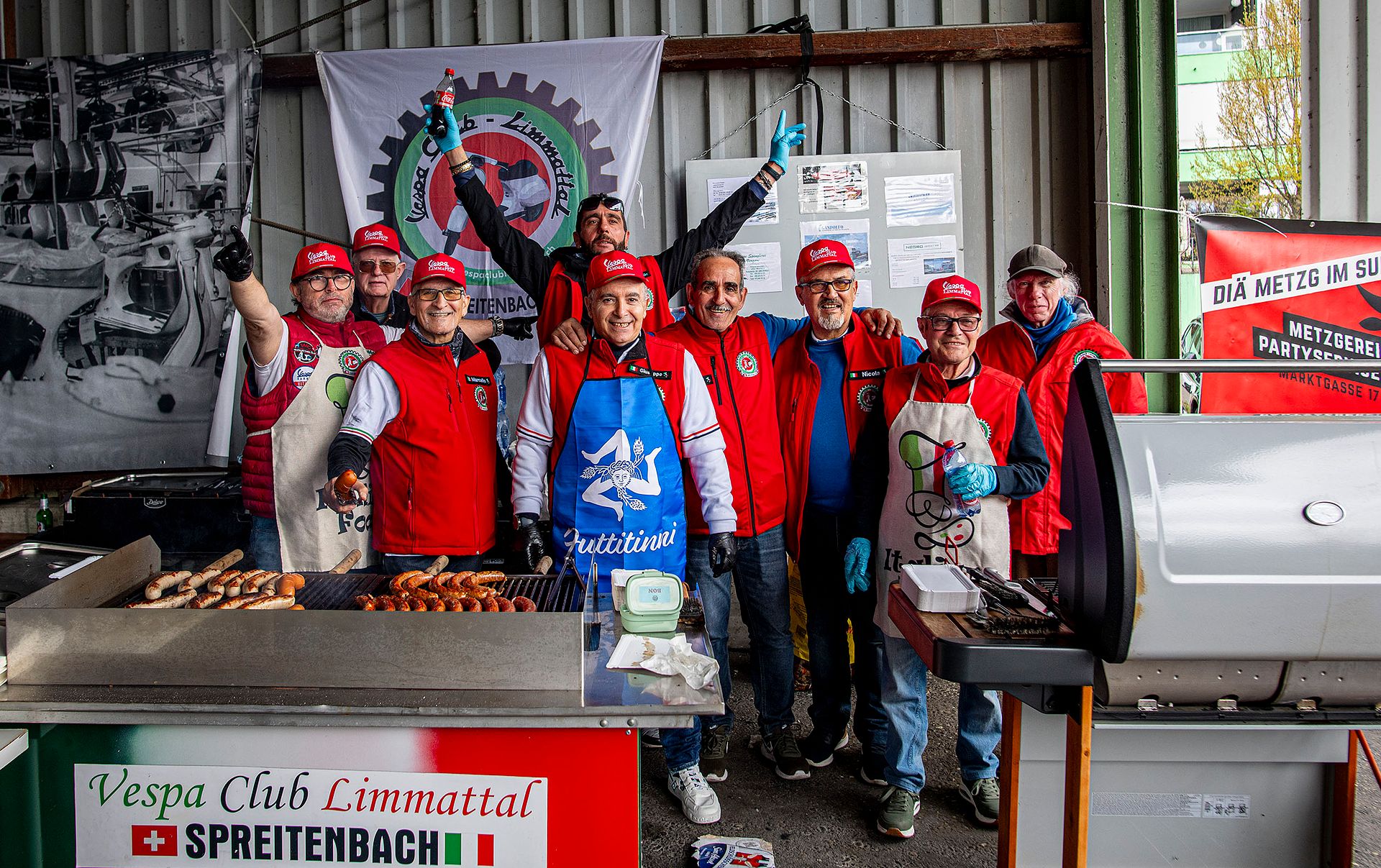 Der Organisator-Club feiert das Treffen. 