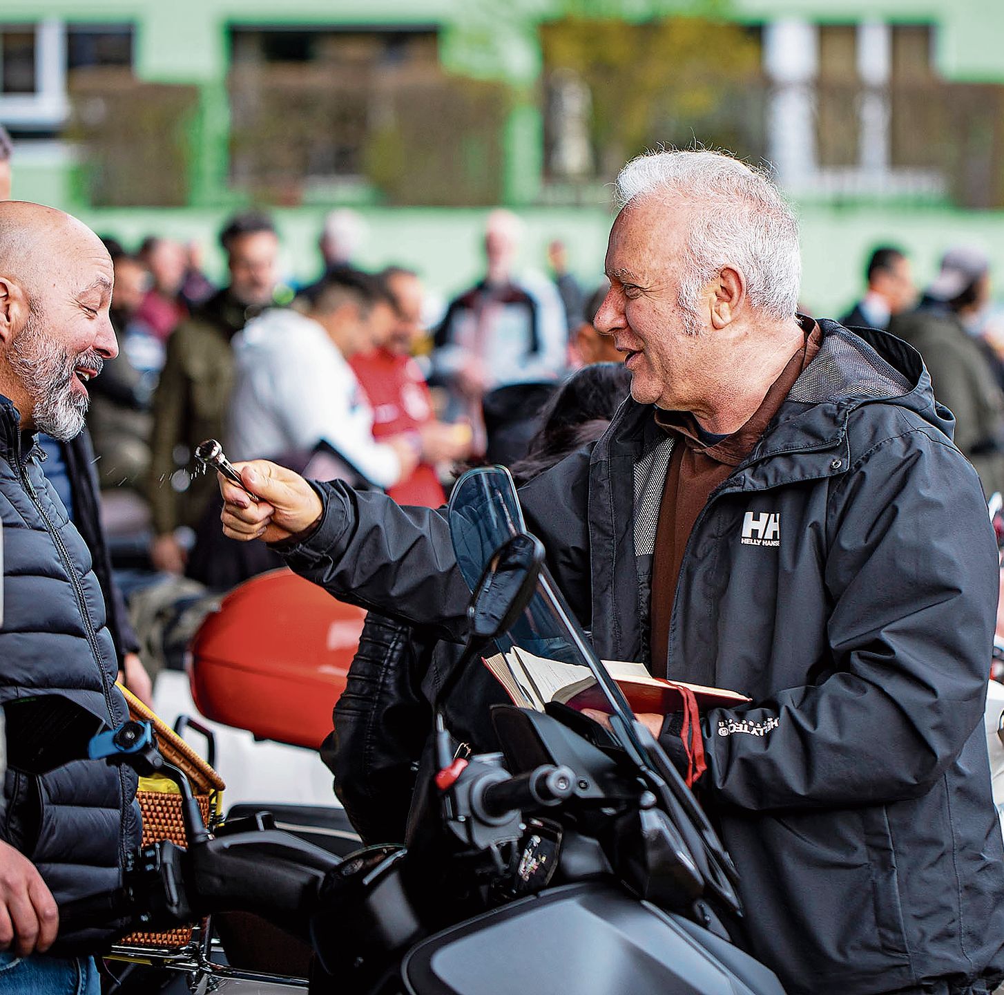 «Bruder Martino» segnet die Vespas. 
