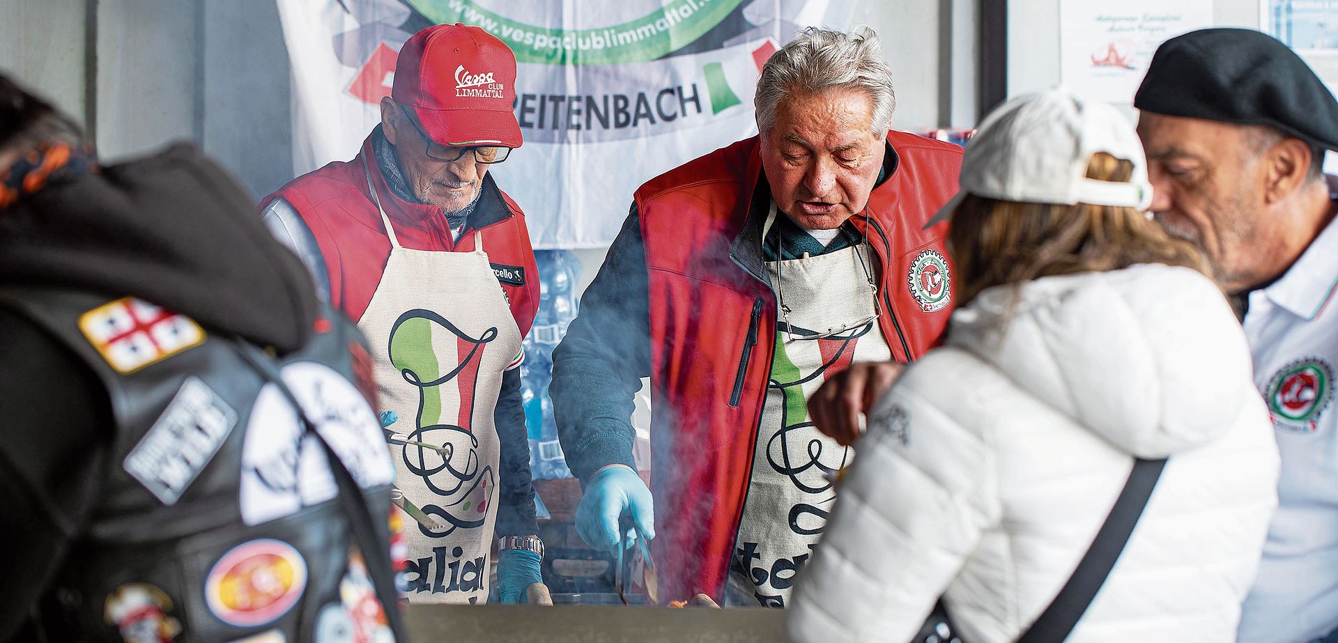 Irgendwann ist der Hunger da: Die Club-Mitglieder bräteln Würste. 