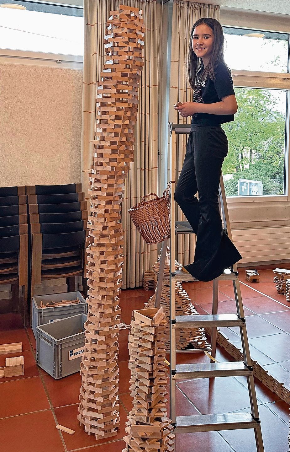 Sie muss die Leiter zu Hilfe nehmen, um den Turm zu erhöhen.  zVg