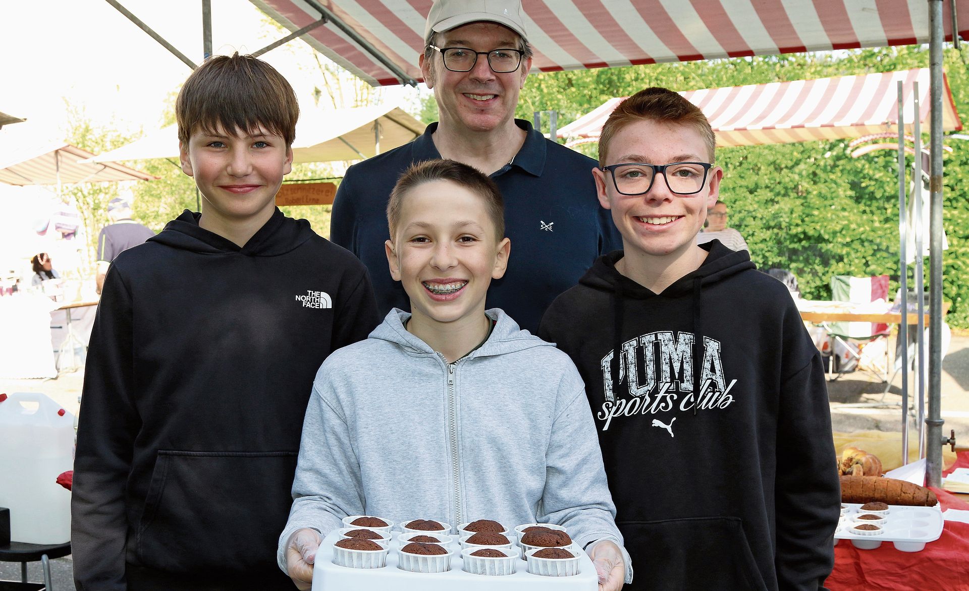 Sammeln Geld fürs Klassenlager: Robin, Arian und Noa mit Klassenlehrer Werner Schullerus.  Melanie Bär
