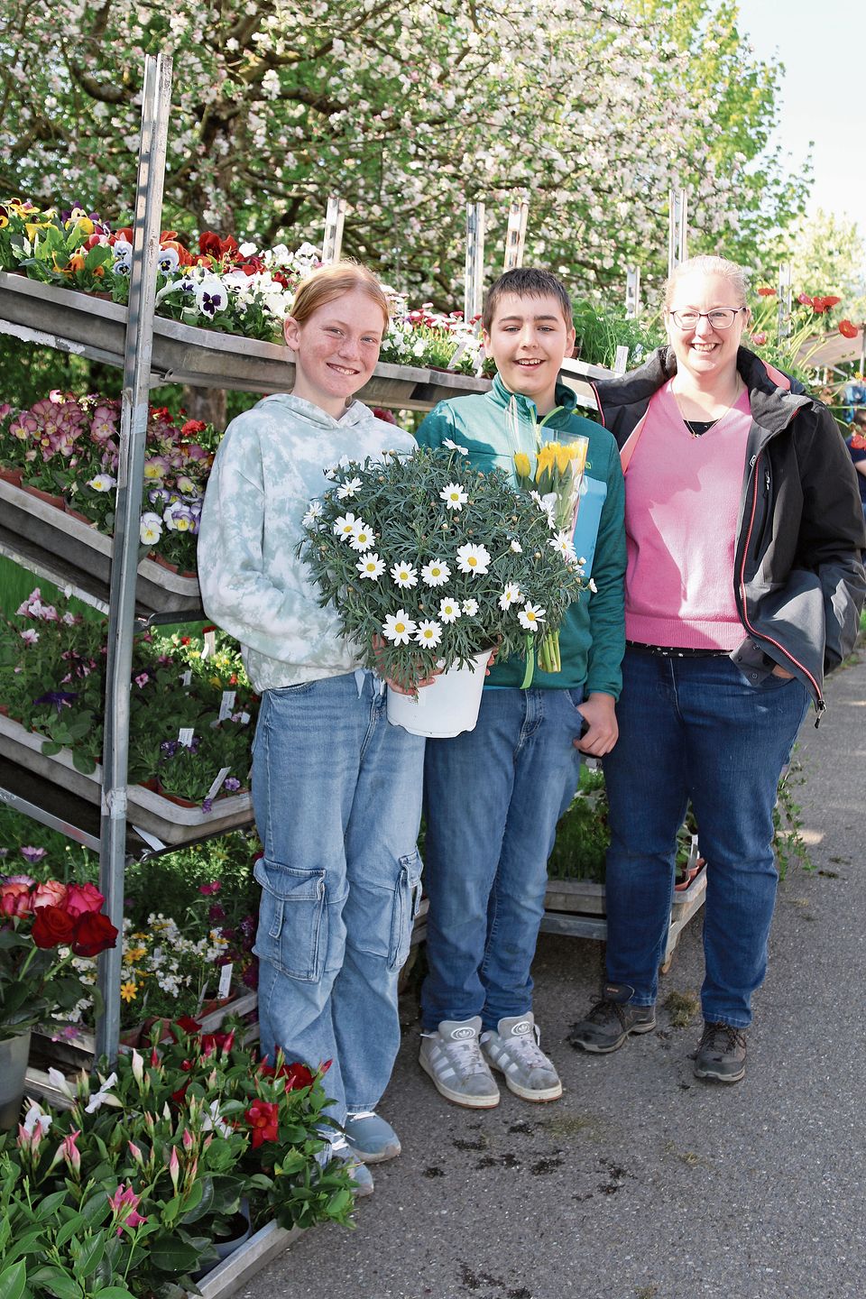 Verkaufen Pflanzen: Jasmin Peter sowie Melvin und Jasmin Hotz (v. l.). bär