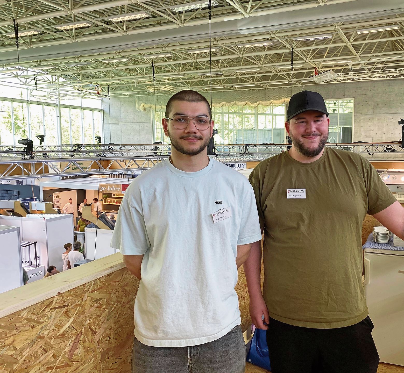 Blick von oben: 3.-Lehrjahr-Lernender Ryan Durante und Schreiner Nico Wegmüller (r.) in    ihrem zweistöckigen Stand. Melanie Bär