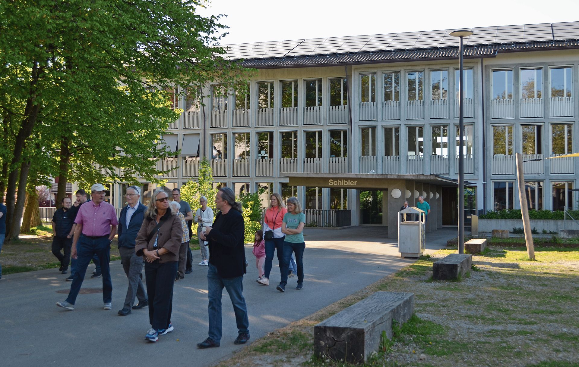 Die Photovoltaikanlage ist auf dem Dach des Schulhauses Schibler angebracht, wovon sich die Gäste bei der Besichtigung überzeugen konnten. Irene Hung-König