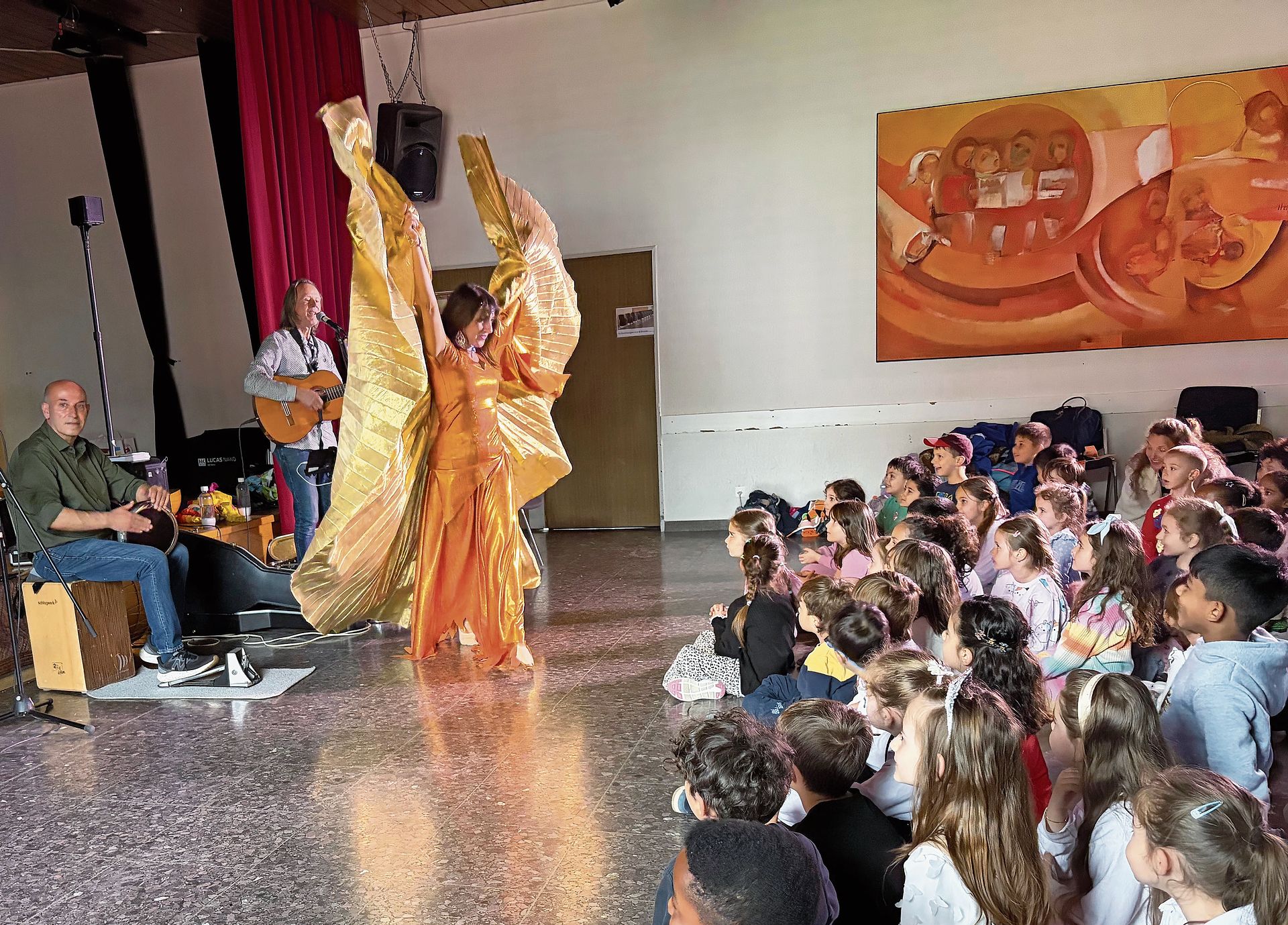 Auftritt der Gruppe «ssassa»: Die Kinder lauschen gebannt der Musik und sehen der Tänzerin zu. zVg Auftritt der Gruppe «ssassa»: Die Kinder lauschen gebannt der Musik und sehen der Tänzerin zu. zVg
