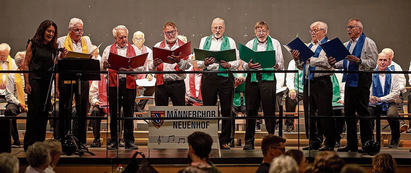Der Männerchor singt gemeinsam mit seiner   Dirigentin Erika Riedo.Roger Egloff