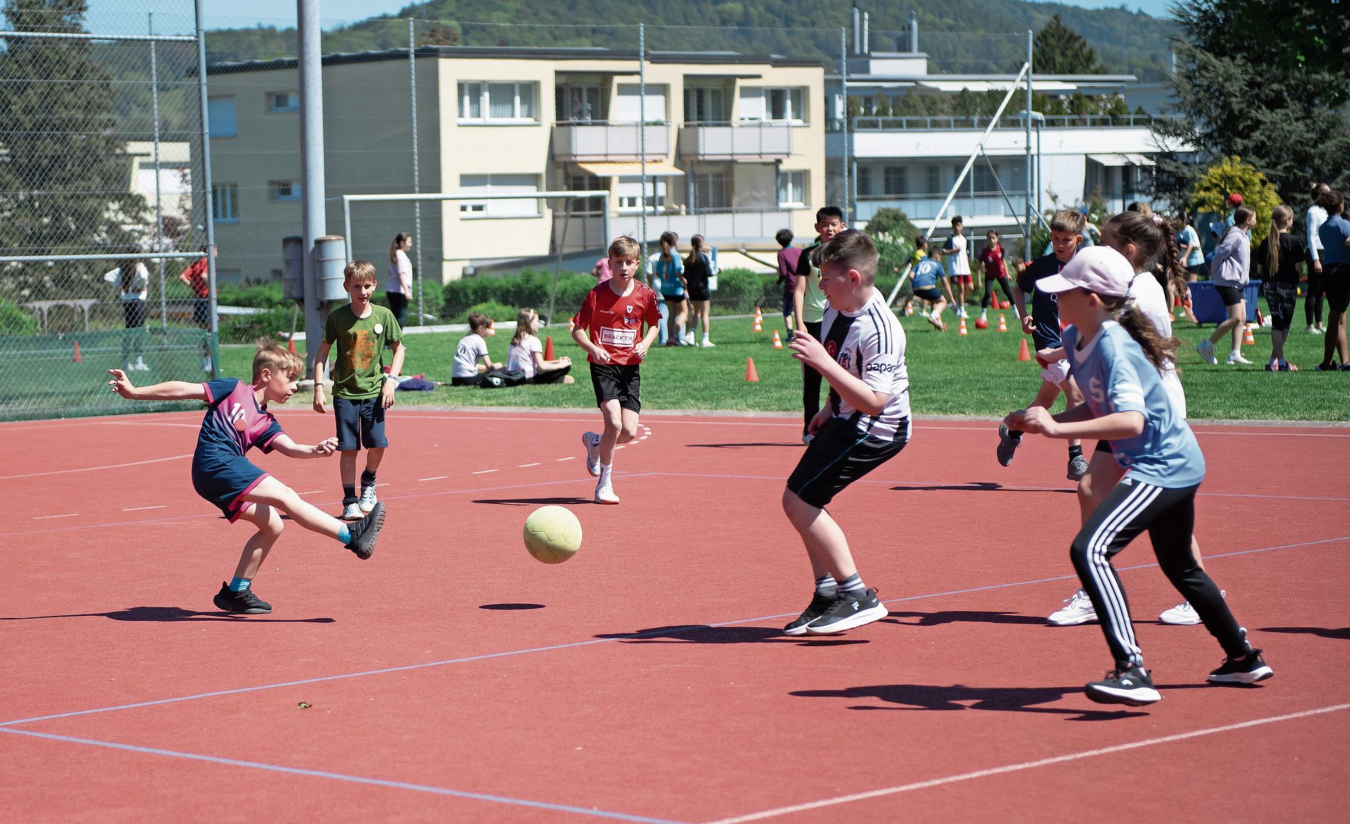 Im Schuss: Die Kinder der Mittelstufe spielen Fussball. zVg Im Schuss: Die Kinder der Mittelstufe spielen Fussball. zVg