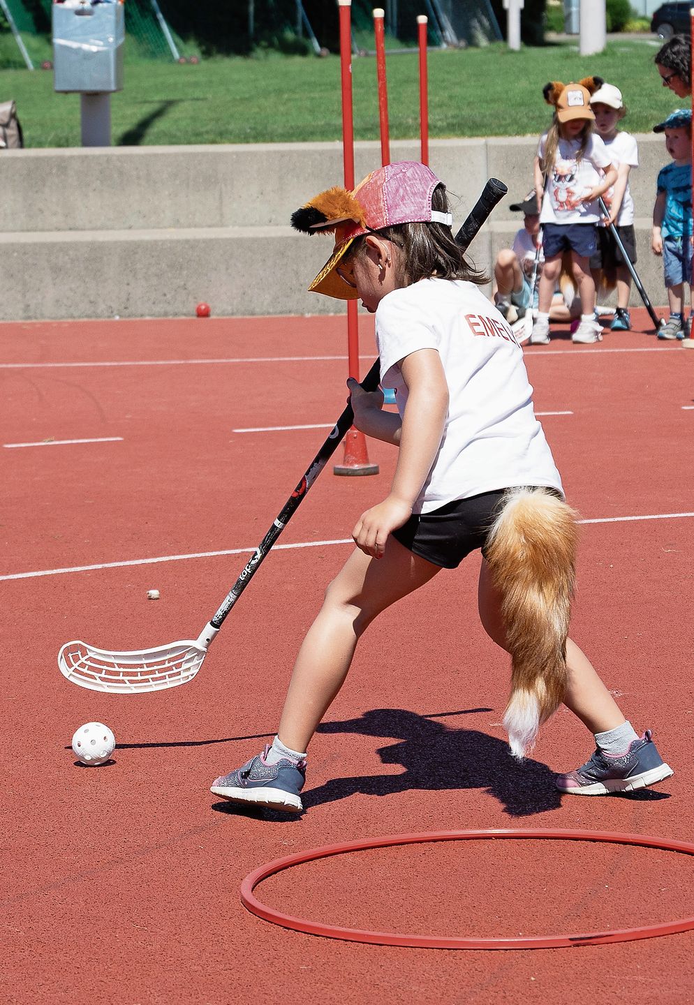 Eine «freche Füchsin» beim Unihockey-Parcours.