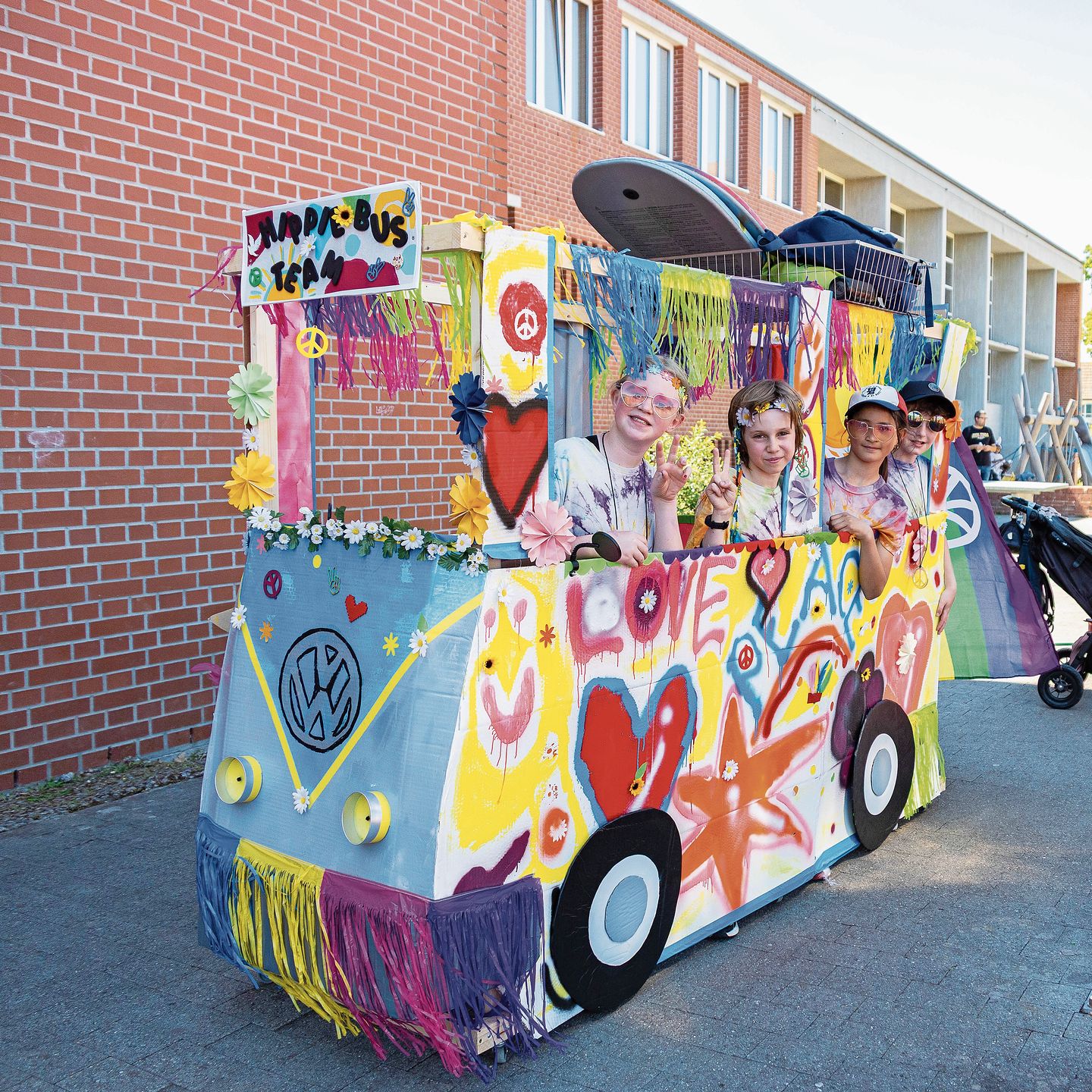 Alice, Lijan, Emelie und Yann (v.l.) im Hippie-Bus, der in vier Halbtagen erstellt wurde.