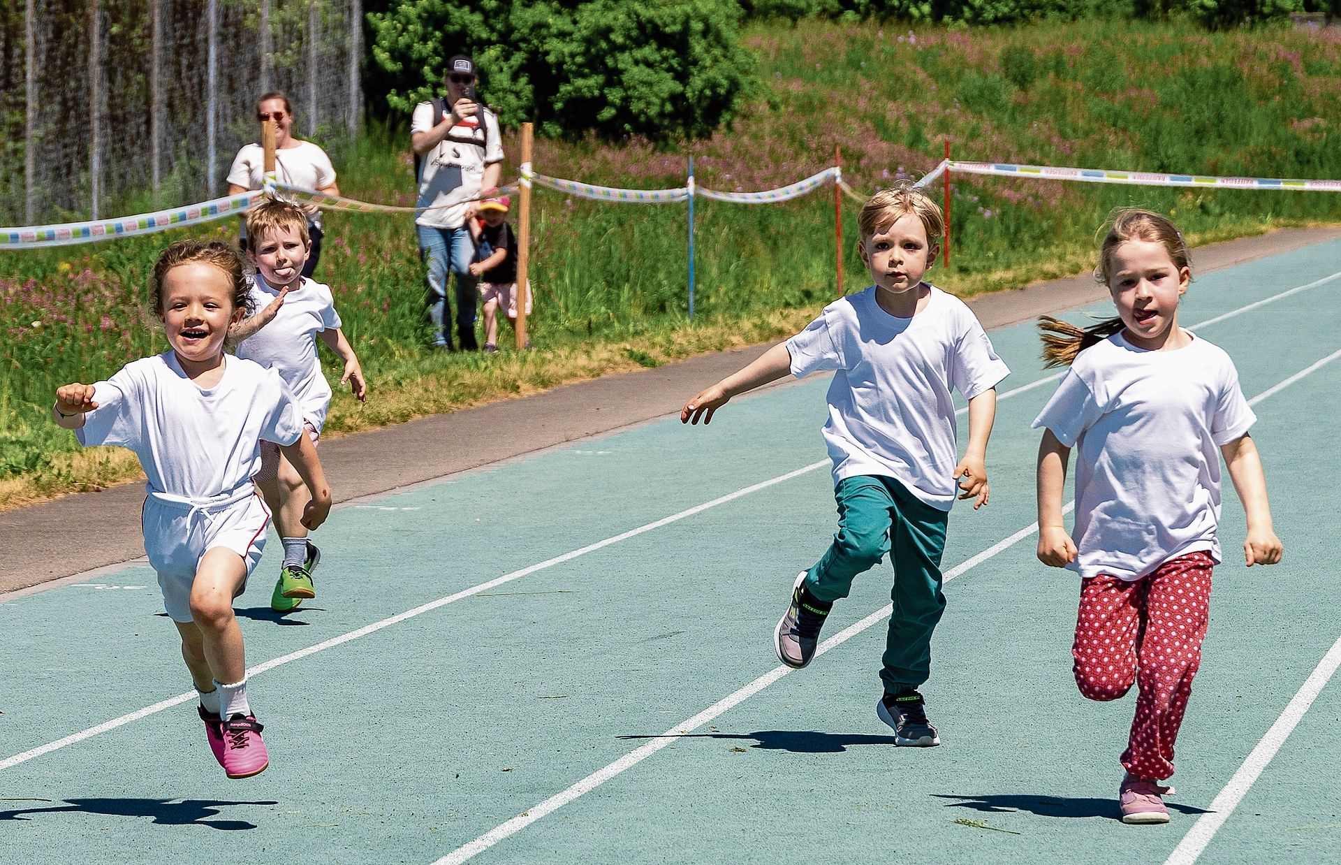 Die Kleinsten messen sich im 60-Meter-Lauf.