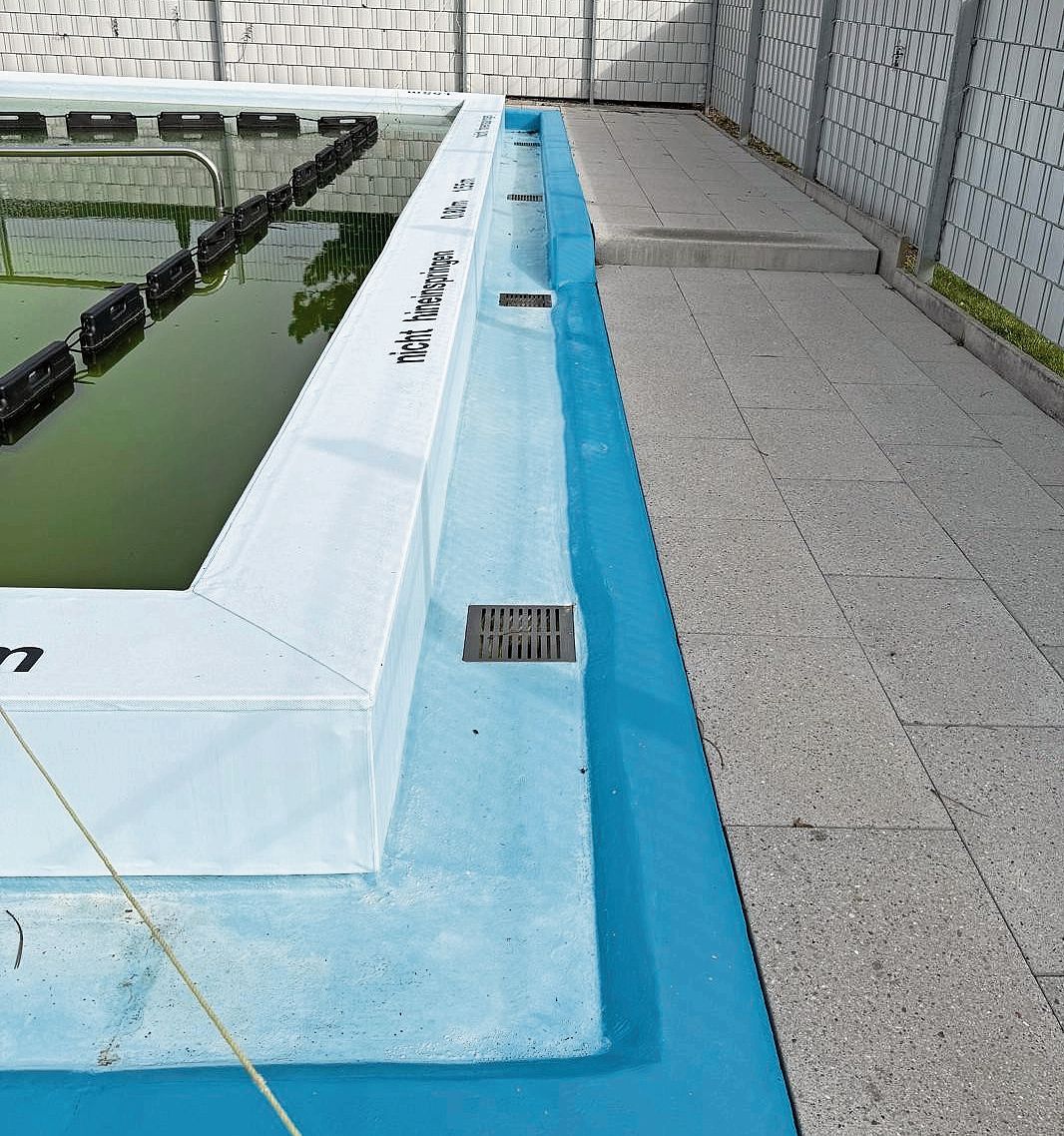 Vorher: Am Bassinbeckenrand hat sich Material von der Oberfläche abgelöst. Vorher: Am Bassinbeckenrand hat sich Material von der Oberfläche abgelöst.