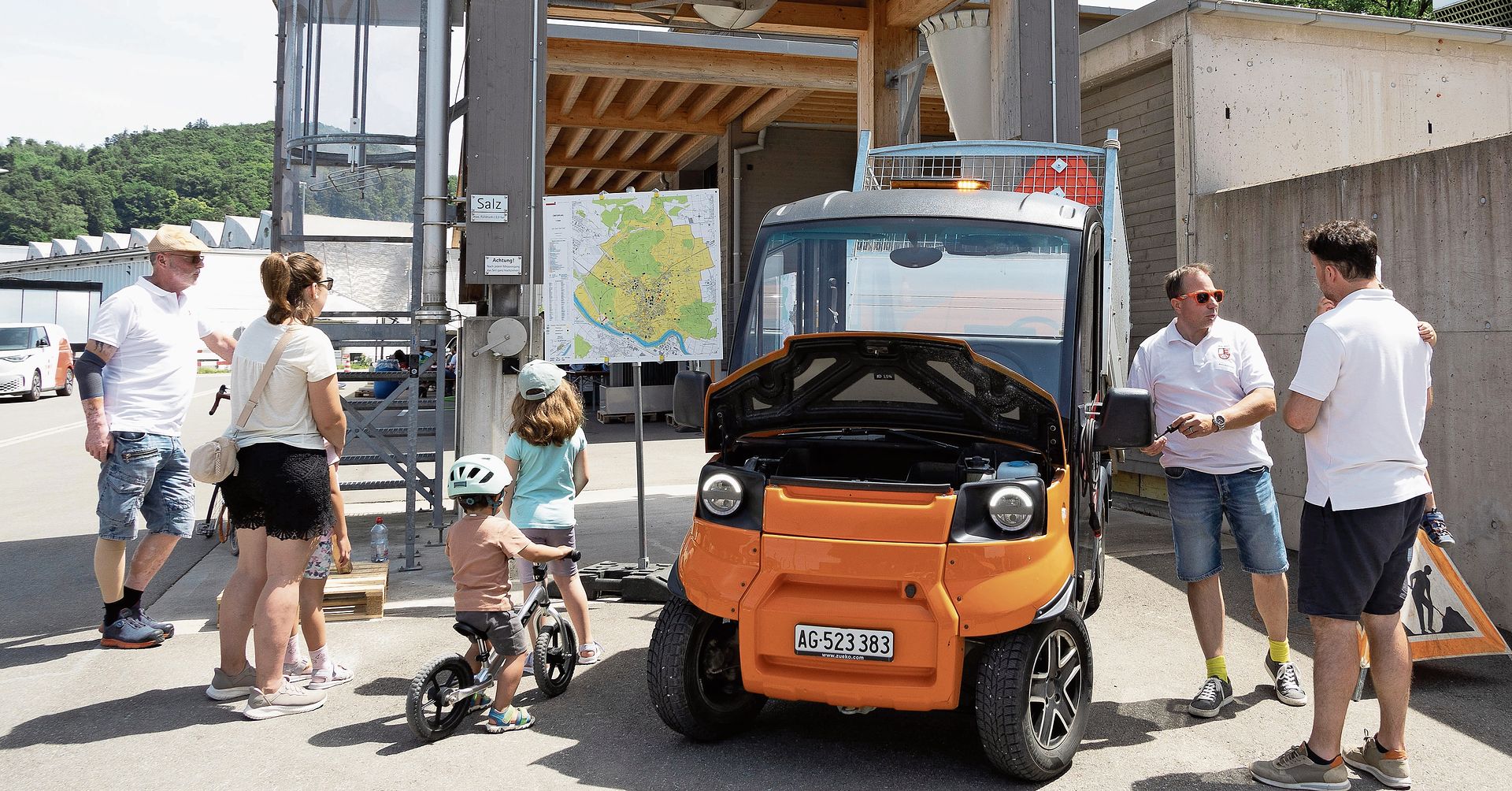 Simon Nussbaumer erklärt mit Nachdruck das Funktionsprinzip des Züko-Elektroautos.Fotos: Gaby Kost
