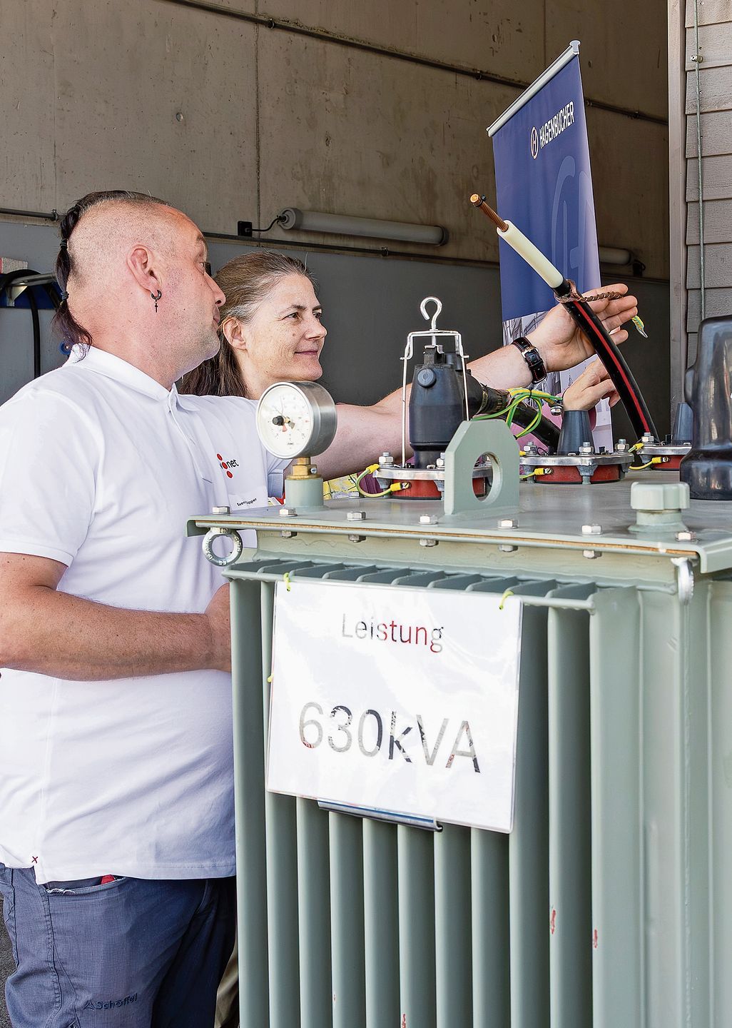 Netzelektriker Sven Küpper (TBW) erklärt die Unterschiede und Herausforderungen von Hoch- und Niederspannung.