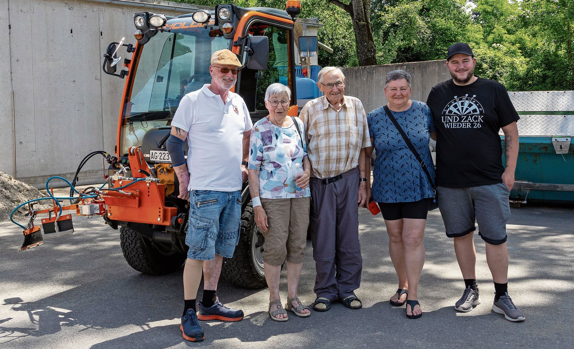 Bauamtsmitarbeiter Daniel Wegmüller (l.) mit seiner Familie vor dem Geräteträger Holder C70.