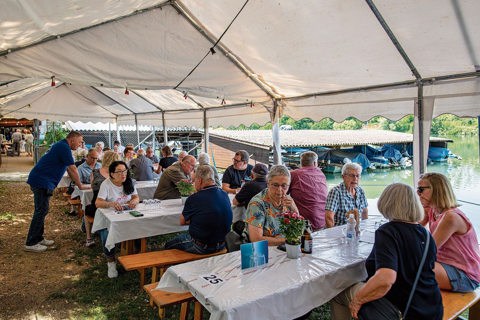 Gut besuchtes Fischessen mit idyllischer Aussicht.Fotos: Roger Egloff