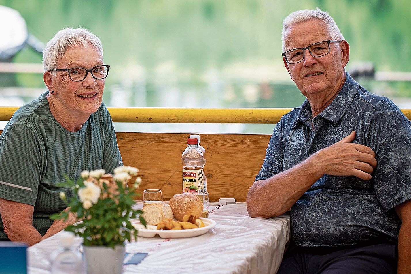 Esther und Bruno Lötscher sind mit dem Fahrrad aus Untersiggenthal angereist. Sie sind bereits das zweite Mal am Fischessen dabei. Esther und Bruno Lötscher sind mit dem Fahrrad aus Untersiggenthal angereist. Sie sind bereits das zweite Mal am Fischessen dabei.