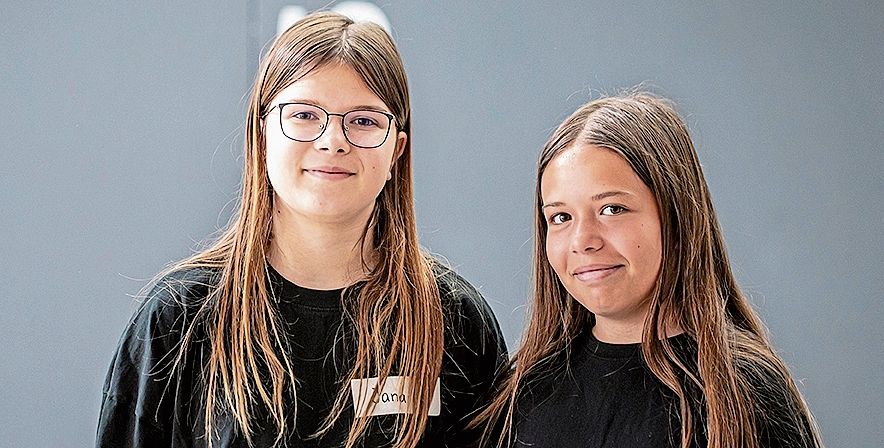 Jana, 13 jährig, (l.) und Edanur (r.), 12 jährig«Wir lieben das Tanzen in der Gruppe! Die Lehrerinnen und Lehrer sowie die Coaches sind super nett und lustig. Wir überlegen uns, einem Tanzunterricht beizutreten.»