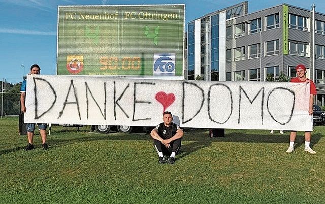 Die Mannschaft bedankt sich bei Trainer Domagoj Karadza.  zVg